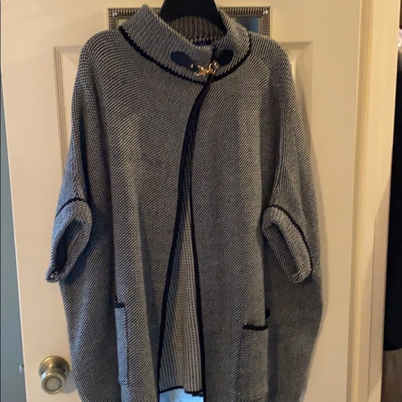 Cape/wrap - Picture 1 of 4